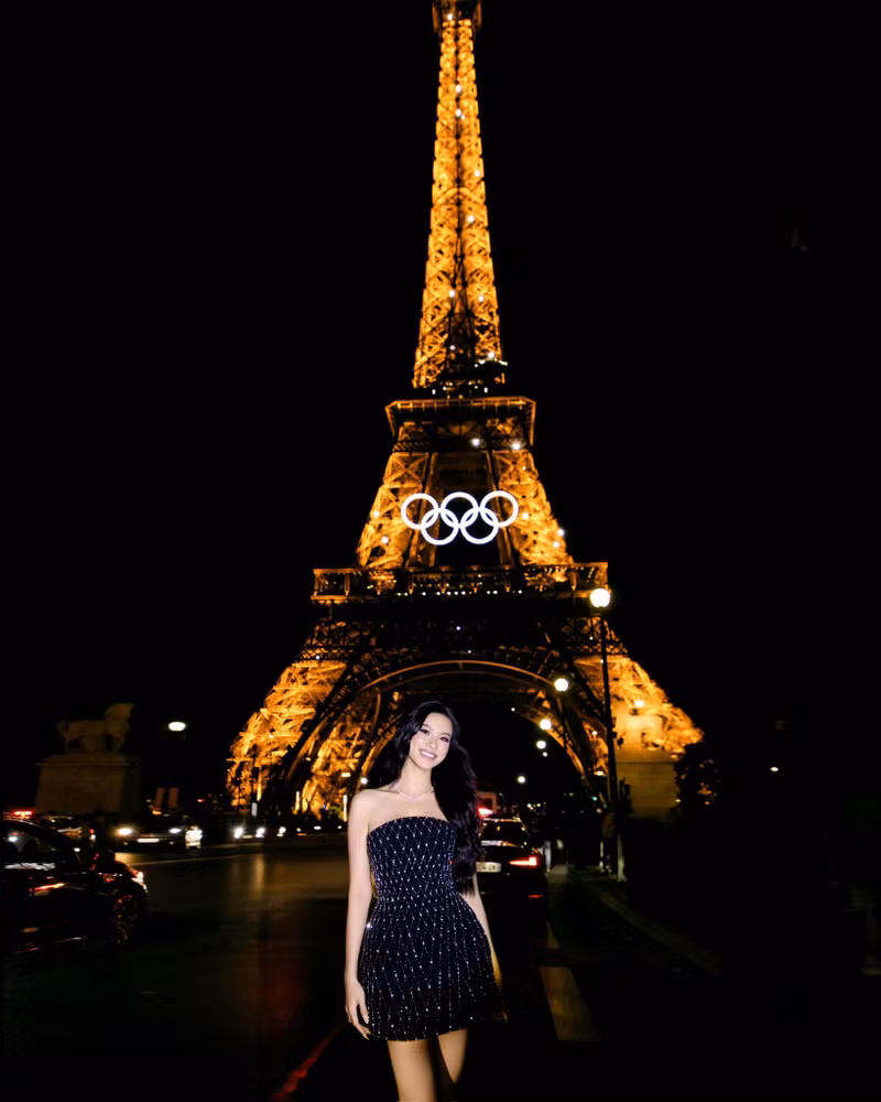 Kim Duyên và dàn giám khảo sẽ theo dõi và đưa ra điểm số đánh giá qua các phần thi, đặc biệt là bán kết, chung kết. Á hậu Kim Duyên đọ sắc cùng 'nữ hoàng thảm đỏ' Phạm Băng Băng tại Pháp