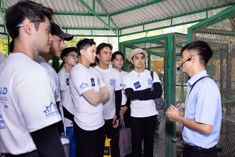 Trong màu áo của Mr World Vietnam, các chàng trai năng nổ, tích cực trong việc trồng những cây đào dưới sự hướng dẫn của đội ngũ kiểm lâm. Hoa hậu Ý Nhi làm điều đặc biệt cùng thí sinh Mr World Vietnam 2024