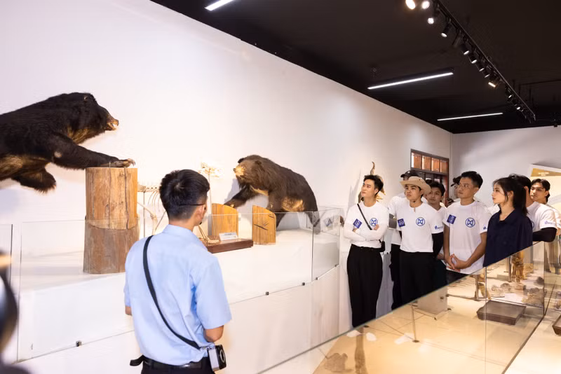 Đồng thời góp phần chống biến đổi khí hậu thiết thực và tạo cảm hứng sống tích cực cho giới trẻ, lan tỏa điều này đến cộng đồng. Hoa hậu Ý Nhi làm điều đặc biệt cùng thí sinh Mr World Vietnam 2024