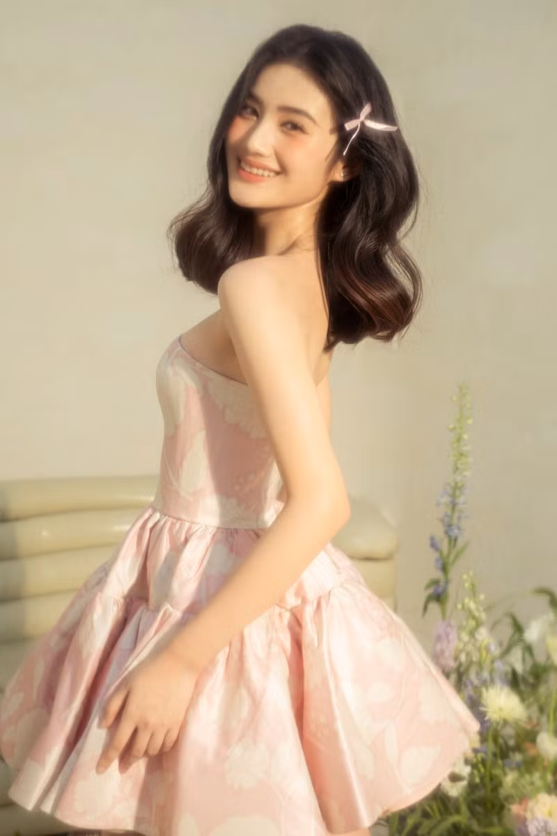 Hoa hậu Ý Nhi ngọt ngào như nàng thơ đón sinh nhật tuổi 22 