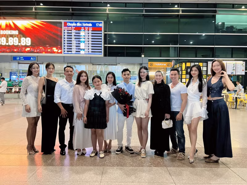 Bố và 2 em gái của Miss World Vietnam 2023 cũng có mặt để chào đón cô trở về nhà. Trong lúc chờ bạn gái, Anh Kiệt thoải mái trò chuyện cùng em gái Ý Nhi. Hé lộ mối quan hệ của bạn trai Ý Nhi và gia đình nàng hậu