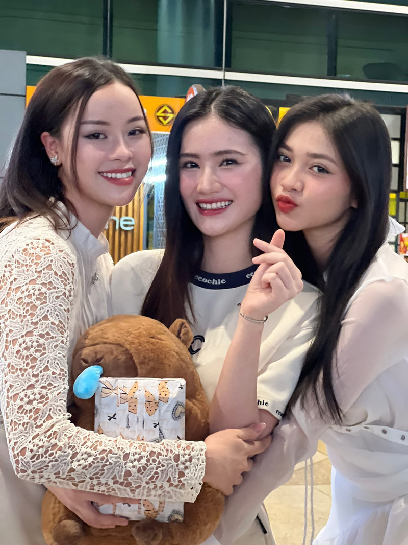 Hé lộ mối quan hệ của bạn trai Ý Nhi và gia đình nàng hậu