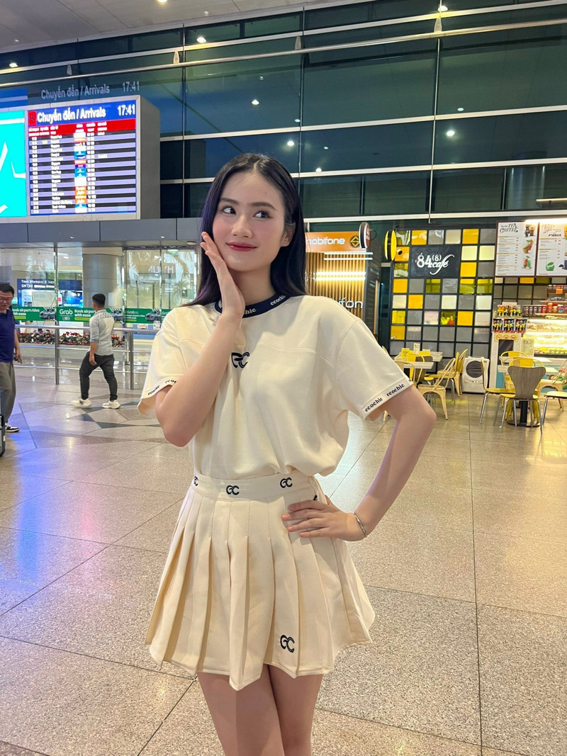Hé lộ mối quan hệ của bạn trai Ý Nhi và gia đình nàng hậu