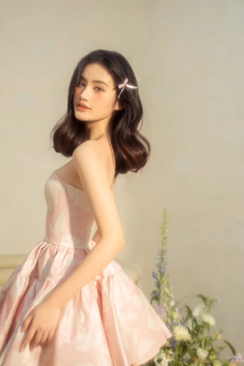 Hoa hậu Ý Nhi ngọt ngào như nàng thơ đón sinh nhật tuổi 22 