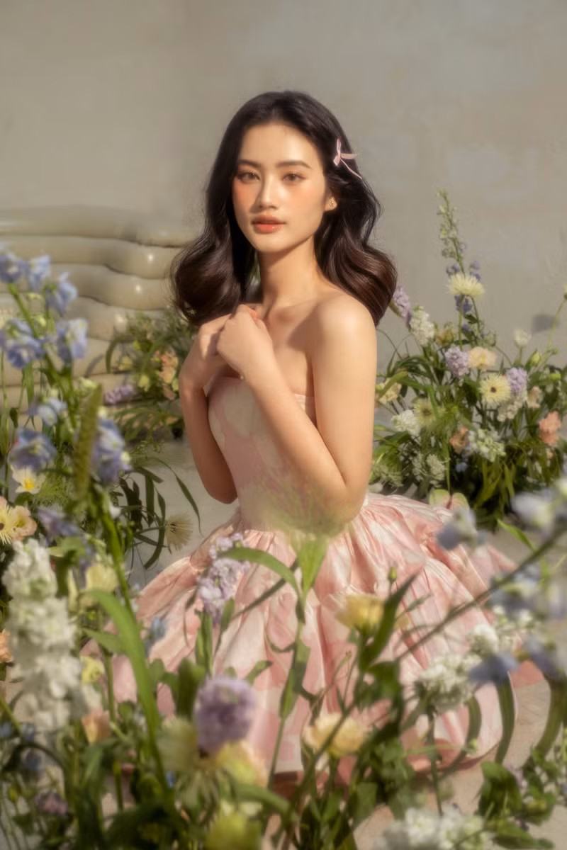 Hoa hậu Ý Nhi ngọt ngào như nàng thơ đón sinh nhật tuổi 22 