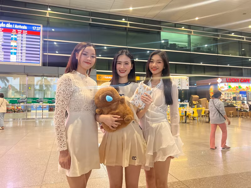 Sau khi thăm gia đình, tham gia một số hoạt động, Hoa hậu Ý Nhi sẽ quay về Úc vào ngày 28/7 tới. Hé lộ mối quan hệ của bạn trai Ý Nhi và gia đình nàng hậu