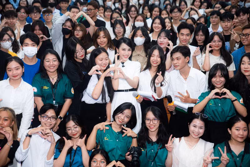 Nhan sắc thăng hạng của Ngọc Hằng 1 tháng đăng quang Á hậu quốc tế