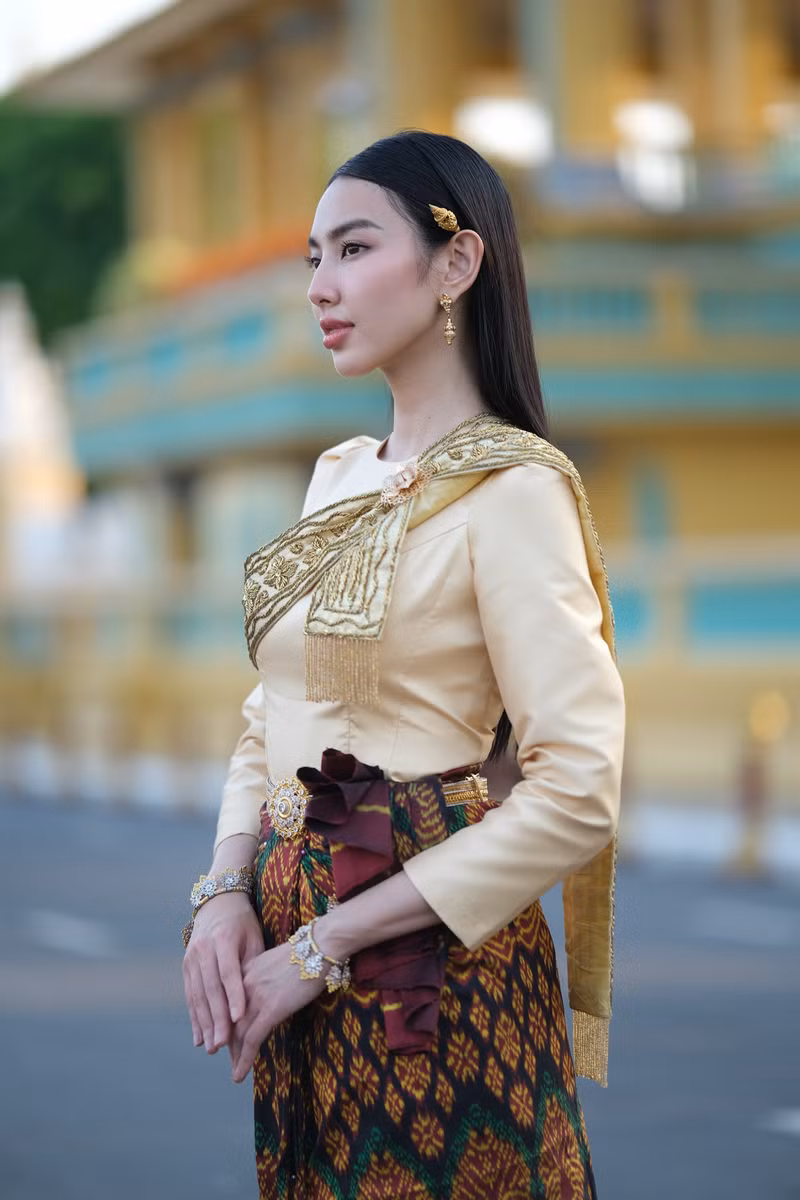 Hoa hậu Thùy Tiên đẹp mê mẩn trong trang phục truyền thống Campuchia 