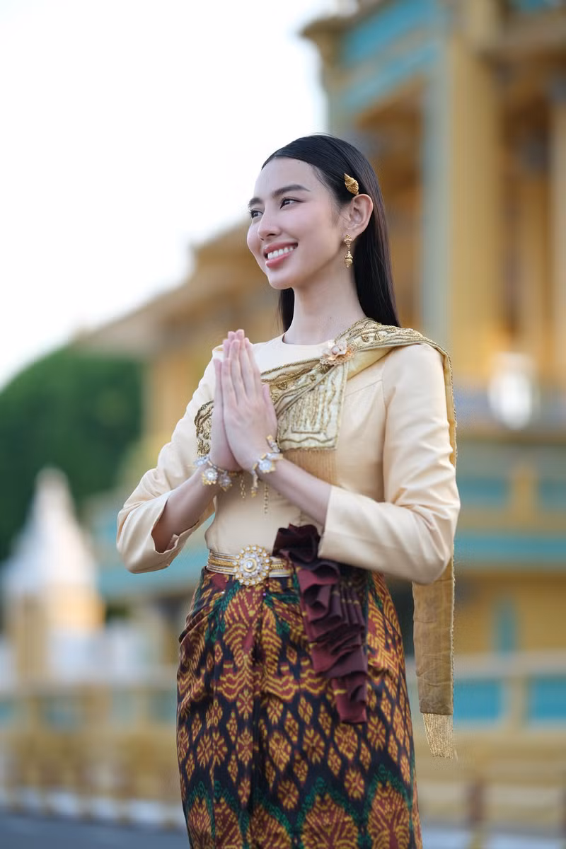 Hoa hậu Thùy Tiên đẹp mê mẩn trong trang phục truyền thống Campuchia 