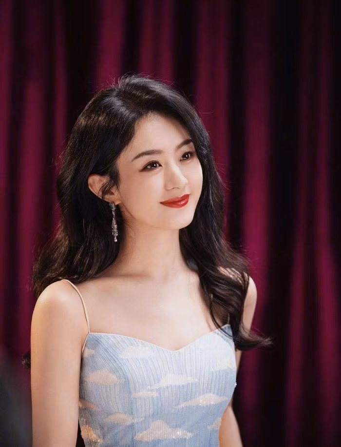 <strong> Triệu Lệ Dĩnh</strong> sinh năm 1987, từng nhiều lần bị mỉa mai về ngoại hình và phong cách không hiện đại. Vượt qua khó khăn, cô hiện là một minh tinh hạng A và là ngôi sao giàu có của làng giải trí Hoa ngữ. Lưu Diệc Phi, Dương Mịch lọt top 10 mỹ nhân Hoa ngữ hậu thập niên 80