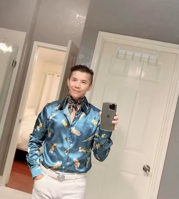 Bên cạnh đó, nam ca sĩ vẫn thi thoảng nhận lời tham gia gameshow ở Việt Nam. Thời gian còn lại, anh dành toàn bộ để tập trung chăm sóc gia đình. Nam ca sĩ đình đám gây bất ngờ với diện mạo khác lạ khó nhận ra