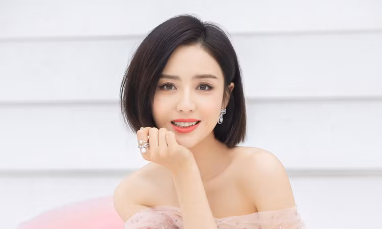 Sinh năm 1984, <strong> Đồng Lệ Á</strong> nổi bật hơn bạn đồng trang lứa nhờ sắc đẹp kiều diễm, độc đáo của mình. Ngay từ nhỏ, dáng vẻ mềm dẻo của cô đã được bố mẹ chú ý, và lập tức được gửi vào học tại trường Nghệ thuật Tân Cương. Lưu Diệc Phi, Dương Mịch lọt top 10 mỹ nhân Hoa ngữ hậu thập niên 80