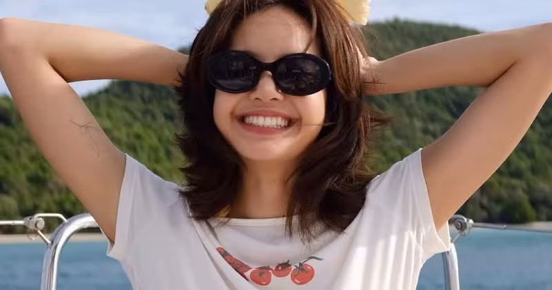 Lisa (BLACKPINK) khoe dáng đẹp như tượng, thoải mái tận hưởng cuộc sống