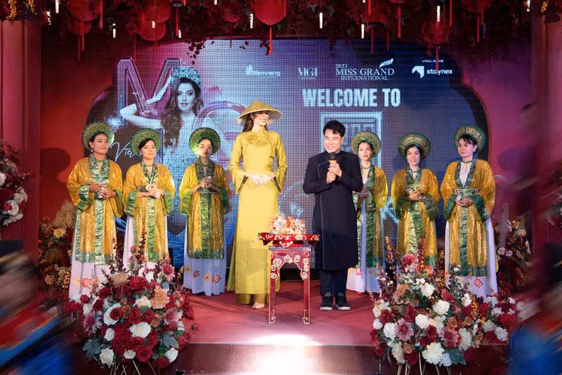 Thí sinh Miss Grand International 2023 thích thú mặc áo bà ba, tự đổ bánh xèo