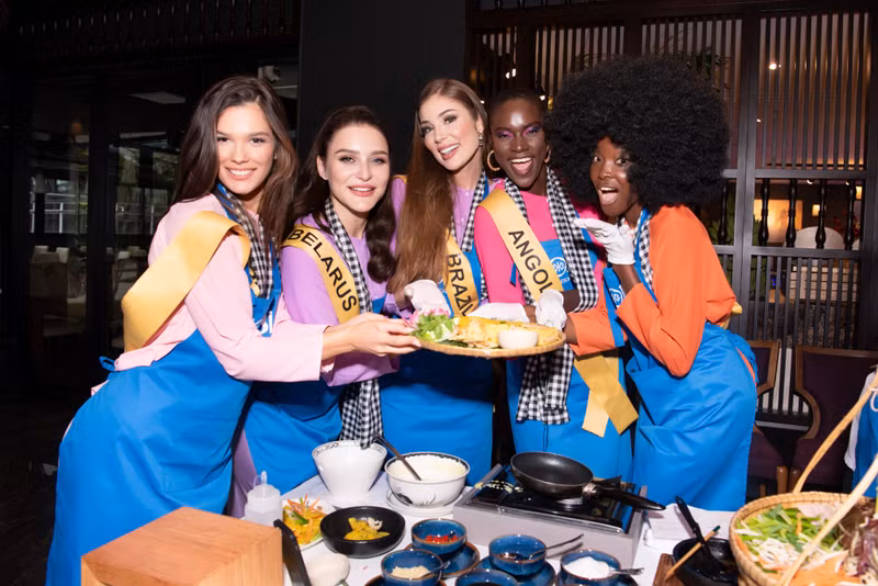Thí sinh Miss Grand International 2023 thích thú mặc áo bà ba, tự đổ bánh xèo