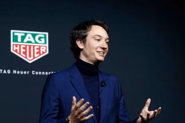 Điều gây chú ý là chiếc hộp mà Lisa tặng cha dượng tới từ thương hiệu đồng hồ xa xỉ TAG Heuer, công ty mà Frederic Arnault - bạn trai tin đồn của Lisa làm CEO. Bạn trai tỷ phú tặng quà 'khủng' cho cha dượng Lisa (BLACKPINK)