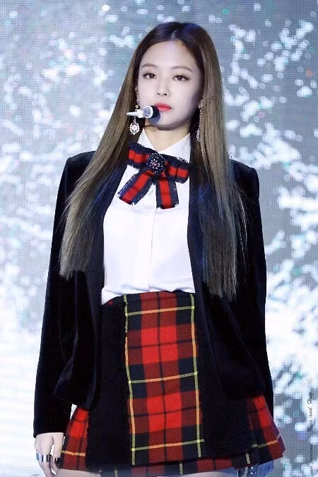 Mỗi thành viên của BLACKPINK là Jisoo, Jennie, Rosé và Lisa đều có vẻ ngoài đặc biệt, bổ sung hoàn hảo cho tính cách cá nhân nhưng khi kết hợp lại với nhau đã tạo thành tổng thể hài hòa. Gu thời trang đỉnh cao của BLACKPINK những năm 2016-2017