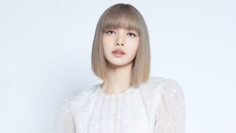 Lisa cũng giữ kỷ lục về Video YouTube của nghệ sĩ solo được xem nhiều nhất trong 24 giờ, Video YouTube của nghệ sĩ solo Kpop được xem nhiều nhất trong 24 giờ và Nghệ sĩ solo Kpop đầu tiên giành chiến thắng tại MTV VMAs. Bất ngờ danh tính nữ nghệ sĩ solo K-pop đầu tiên đạt 8 kỷ lục Guinness