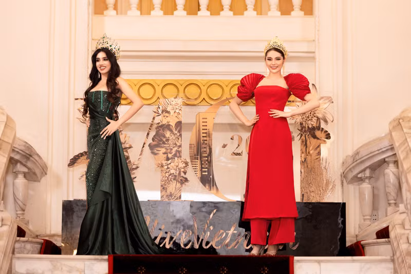 Các người đẹp với layout hút mắt, vương miện cũng góp phần mang đến khoảnh khắc lộng lẫy đáng nhớ. Lễ trao sash Miss Grand International 2023 đậm chất Việt Nam