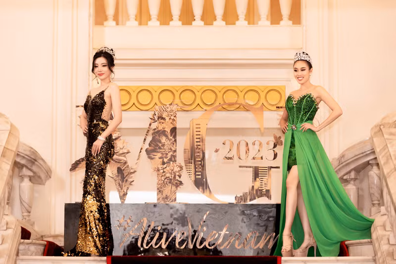 Trước chương trình, thảm đỏ chương trình Xin Chào Việt Nam diễn ra với sự xuất hiện của dàn khách mời, người đẹp đình đám. Lễ trao sash Miss Grand International 2023 đậm chất Việt Nam