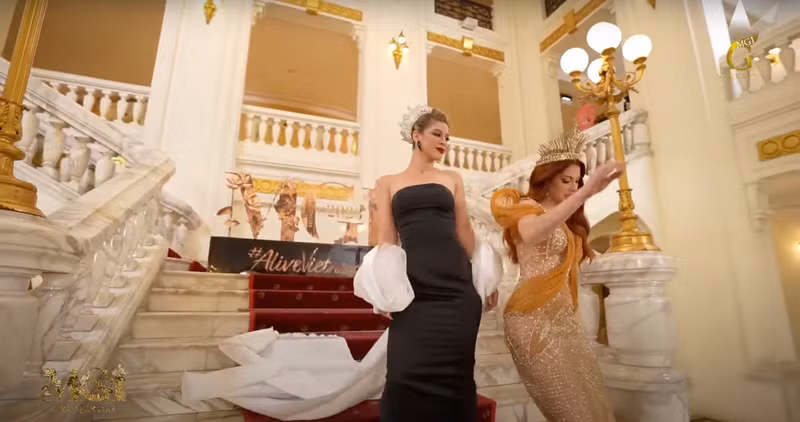 Bên cạnh đó, dù có màn thể hiện xuất sắc song số ít người đẹp vẫn gặp sự cố khi di chuyển trên cầu thang với bộ váy dài. Lễ trao sash Miss Grand International 2023 đậm chất Việt Nam