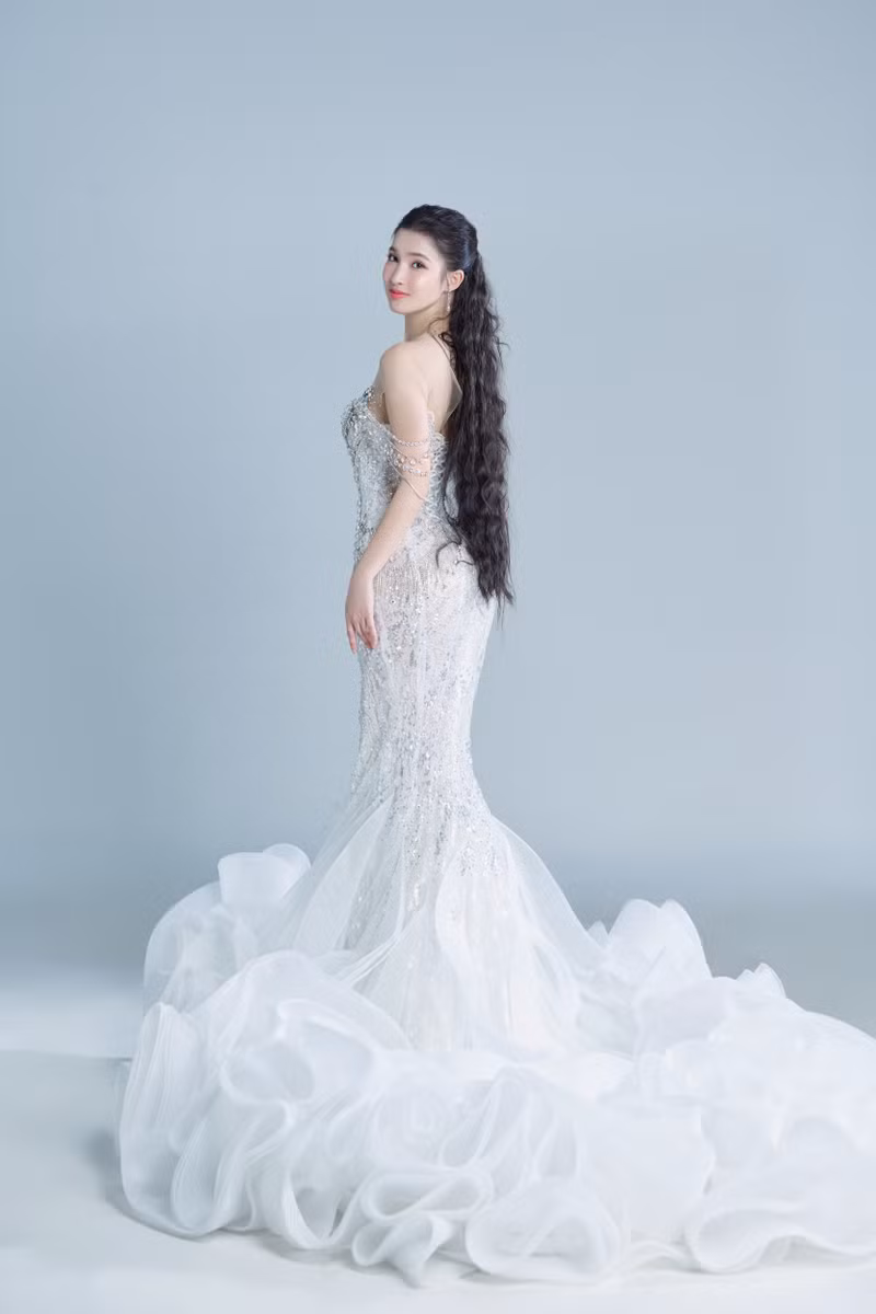 Á hậu Phương Nhi hé lộ hai mẫu dạ hội lộng lẫy cho Chung kết Miss International 