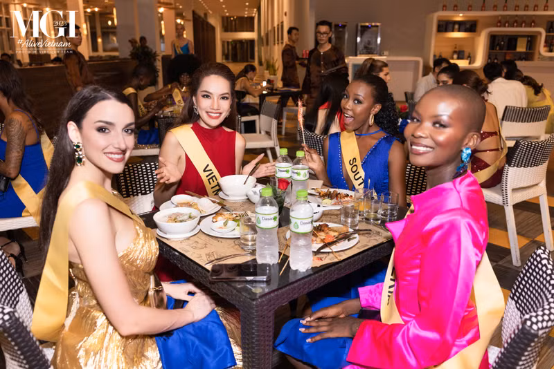 Thí sinh Miss Grand International nơm nớp lo... tăng cân