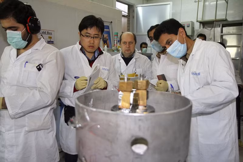 Với việc Iran hiện đang sản xuất uranium gần với cấp độ vũ khí, giới quan sát cho rằng, việc mở rộng/nâng cấp cơ sở hạt nhân nói trên càng làm phức tạp thêm các nỗ lực của phương Tây trong việc ngăn chặn nước này phát triển bom nguyên tử. Lộ điểm nghi là cơ sở hạt nhân Iran mà Mỹ không thể tiếp cận