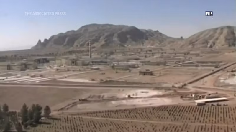 Một tập hợp các hình ảnh khác được phân tích bởi Trung tâm nghiên cứu không phổ biến vũ khí hạt nhân James Martin cho thấy, 4 lối vào đã được đào vào sườn núi, 2 lối vào ở phía đông và 2 lối vào khác ở phía tây. Mỗi cái rộng 6 mét (20 feet) và cao 8 mét (26 feet). Lộ điểm nghi là cơ sở hạt nhân Iran mà Mỹ không thể tiếp cận