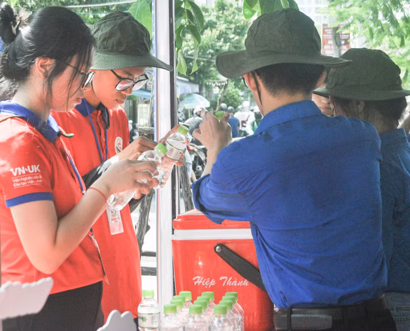 Tình nguyện viên đội nắng gửi lời chúc may mắn đến thí sinh Đà Nẵng thi vào 10