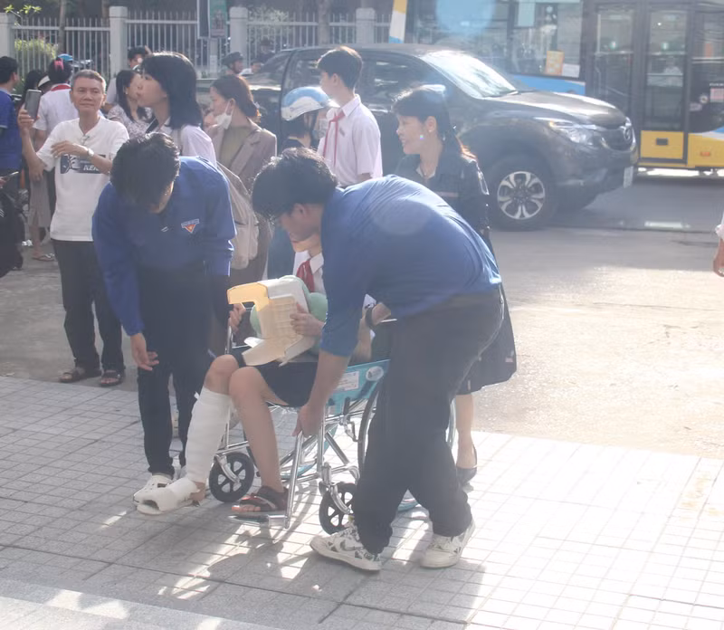 Tình nguyện viên đội nắng gửi lời chúc may mắn đến thí sinh Đà Nẵng thi vào 10