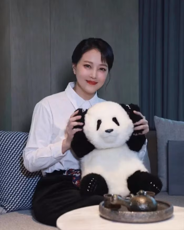 Nữ diễn viên từng kết hôn cùng tài tử Lữ Lương Vỹ nhưng ly dị sau một năm bên nhau. Nhan sắc trẻ trung bất ngờ của Châu Hải My trước khi qua đời