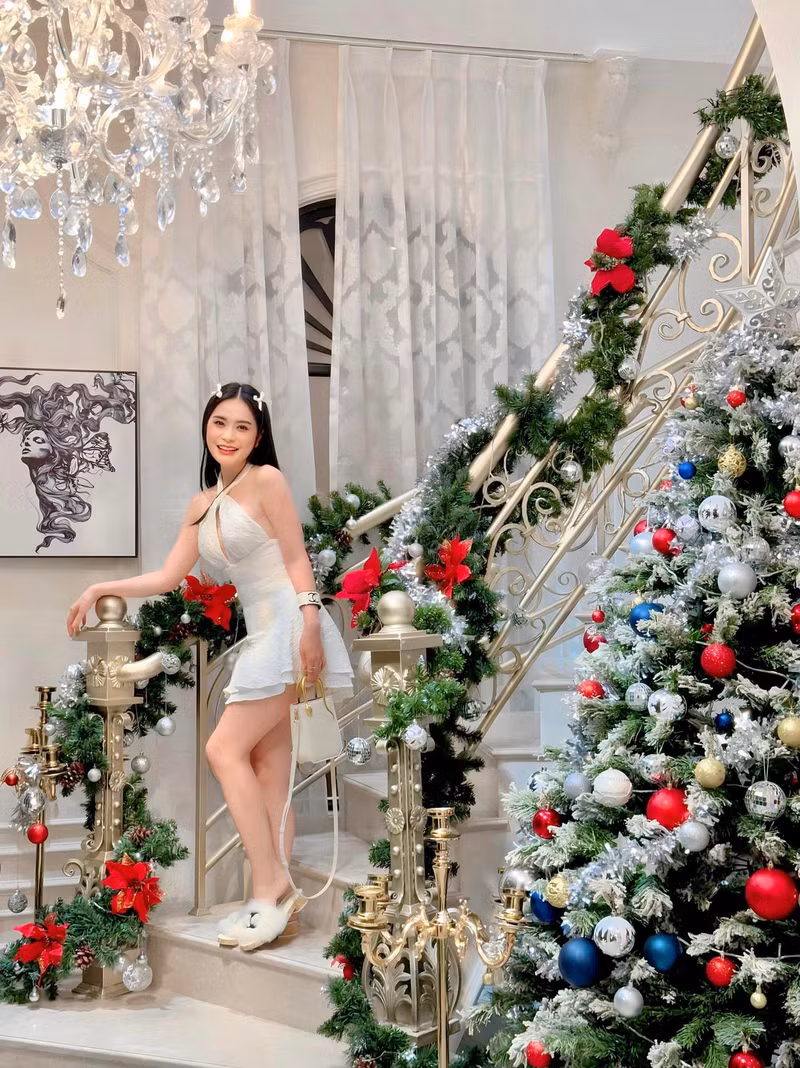 Nữ đại gia Đoàn Di Băng diện nguyên set màu trắng cùng túi xách hàng hiệu như một cô công chúa tuyết để đi chơi Noel. Sao Việt lên đồ cực chất đón Giáng sinh