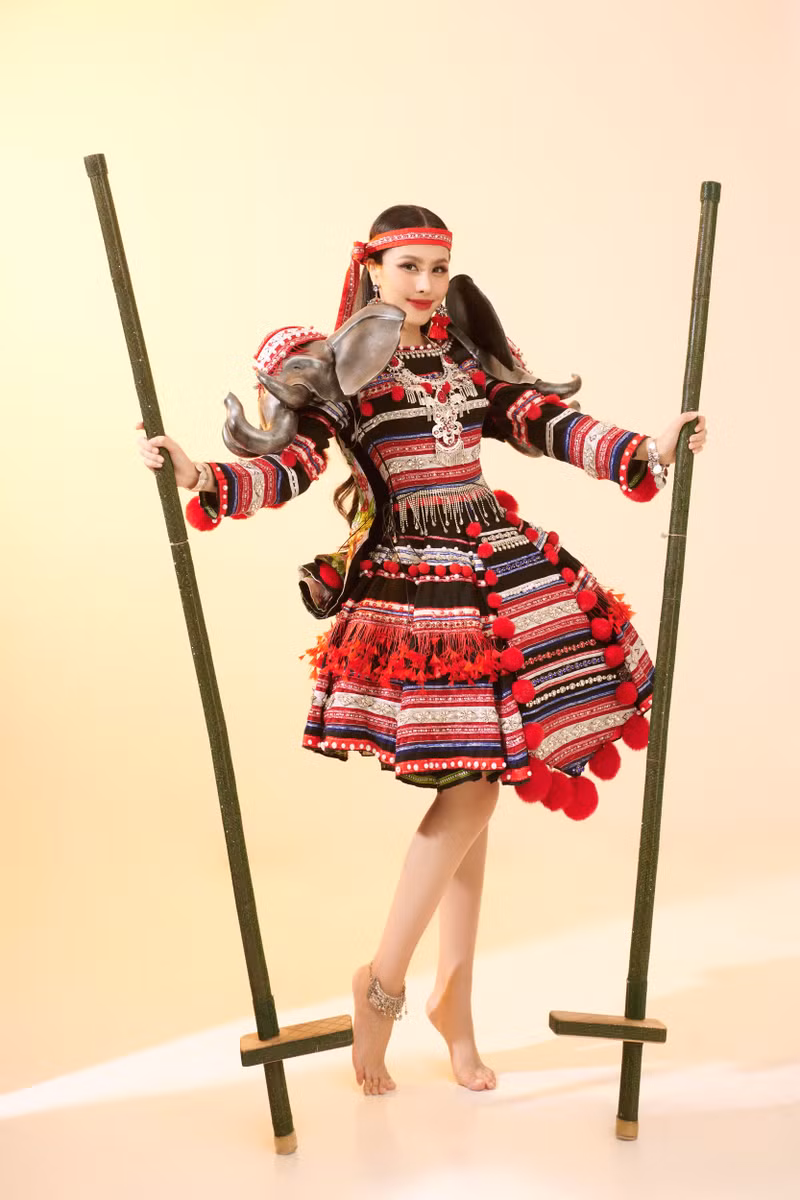 Pha xử lý tinh tế phần thi trang phục dân tộc của Ngọc Hằng nhận mưa lời khen