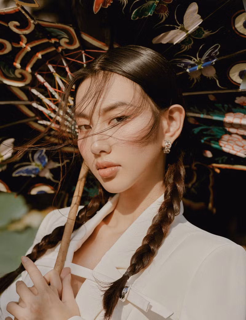 Có thể thấy, nhan sắc của Miss Grand International 2021 ngày càng thăng hạng, cô liên tục thay đổi phong cách, không ngại thử sức với nhiều tạo hình khác nhau, luôn làm mới mình mỗi lần xuất hiện. Loạt ảnh cô gái Sài thành cực đáng yêu của Hoa hậu Thùy Tiên