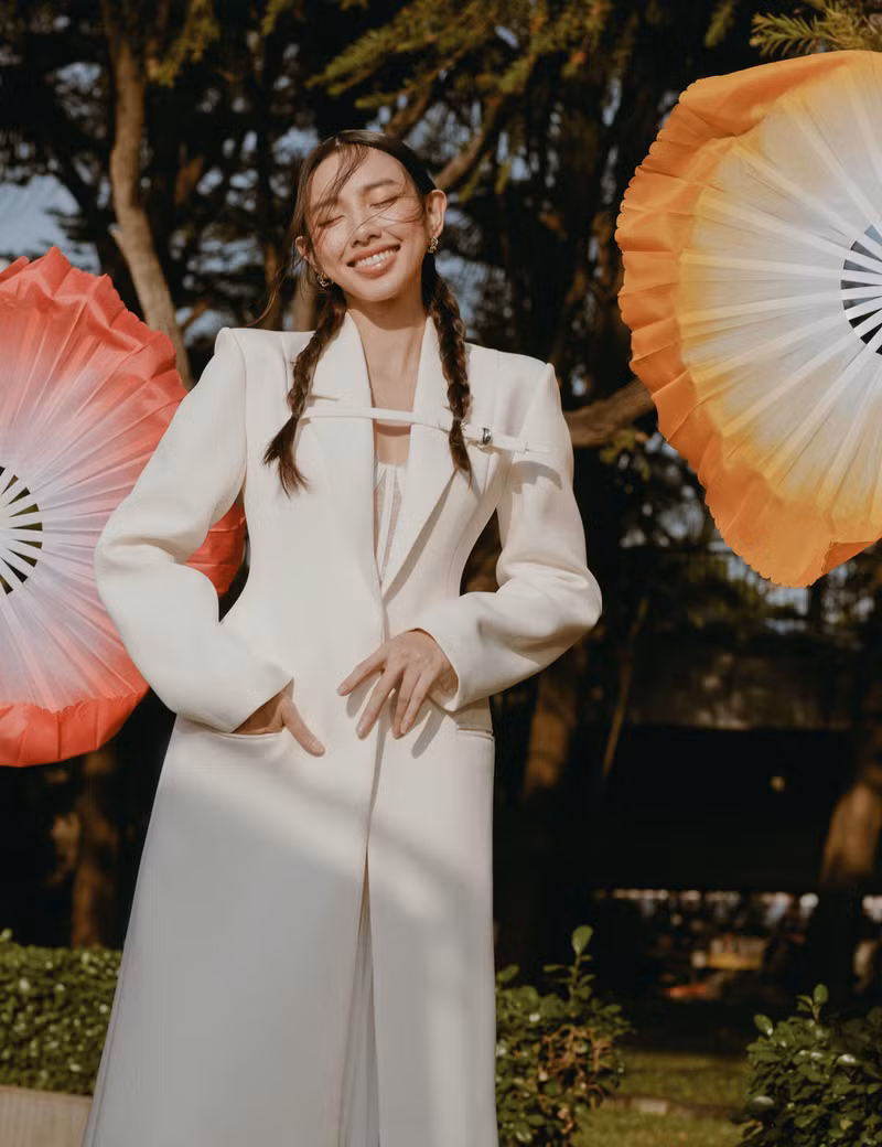 Nàng hậu luôn cố gắng lan tỏa nhiều điều tích cực, chăm chỉ làm thiện nguyện và các hoạt động quảng bá văn hoá nước nhà hay tham gia các sự kiện quốc tế. Loạt ảnh cô gái Sài thành cực đáng yêu của Hoa hậu Thùy Tiên