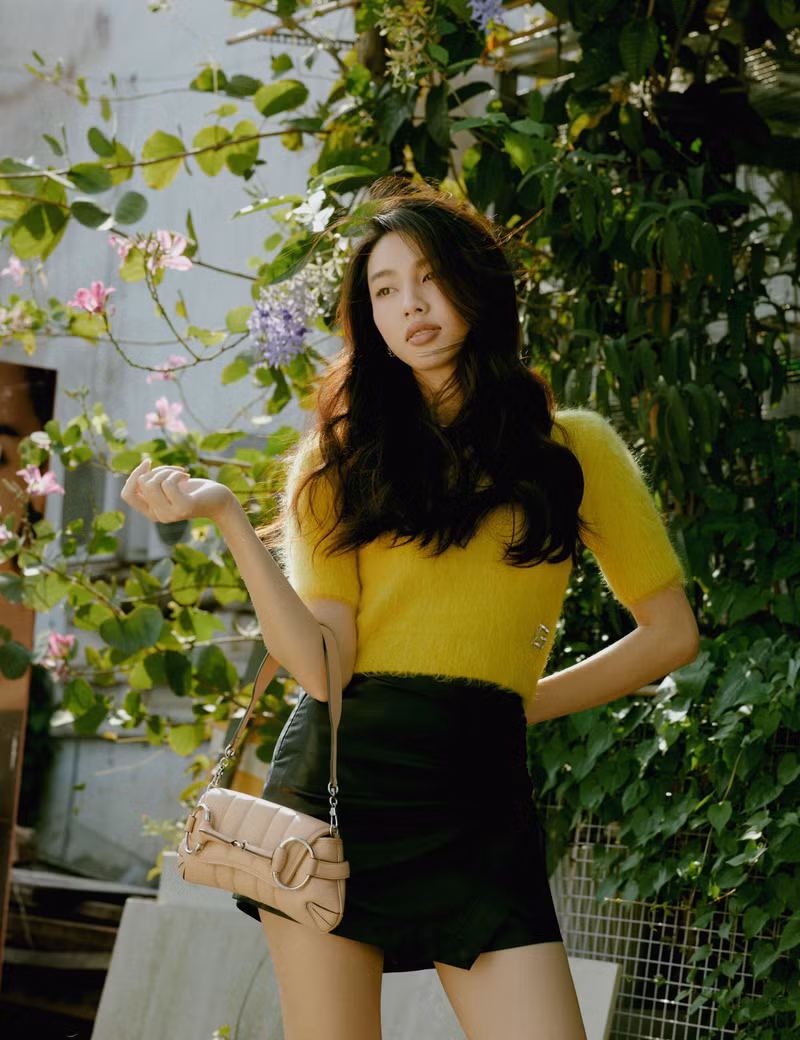 Không chỉ gu thời trang nổi bật, nàng hậu còn khéo léo lồng ghép hơi thở cuộc sống bằng những điều bình dị, thường bắt gặp ở ngoài phố xá. Loạt ảnh cô gái Sài thành cực đáng yêu của Hoa hậu Thùy Tiên