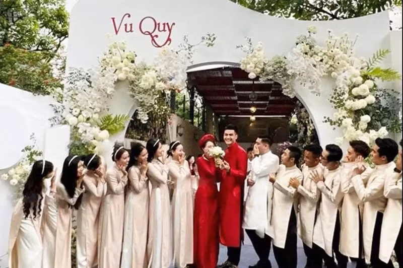 Hé lộ đám cưới bí mật của siêu mẫu Vĩnh Thụy, nhan sắc cô dâu vô cùng ấn tượng