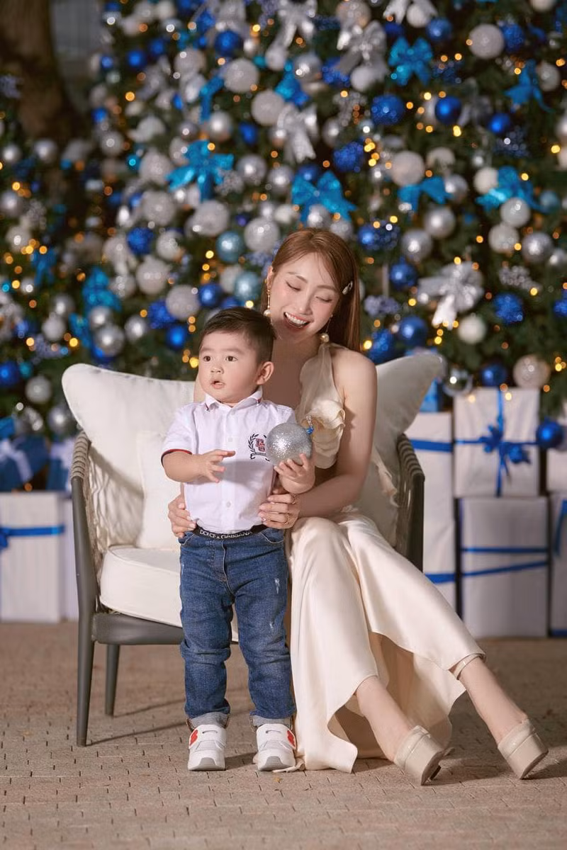 Vợ trẻ của diễn viên Chi Bảo cùng cậu quý tử tỏ ra vô cùng háo hứng và vui mừng chuẩn bị chào đón ngày Giáng sinh. Sao Việt lên đồ cực chất đón Giáng sinh