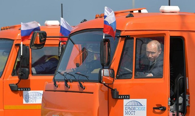 Tổng thống Putin lái máy bay siêu thanh, xe tăng, tàu lặn...