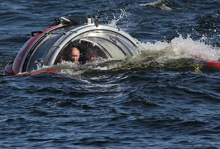 Tổng thống Putin lái máy bay siêu thanh, xe tăng, tàu lặn...