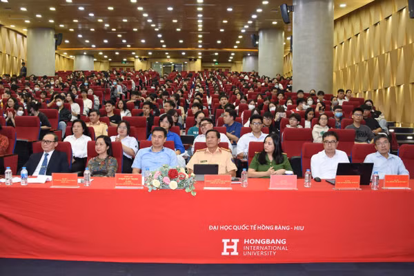 Chương trình tuyên truyền pháp luật về trật tự, an toàn giao thông tại Trường Đại học Quốc tế Hồng Bàng. Ảnh: K.S.