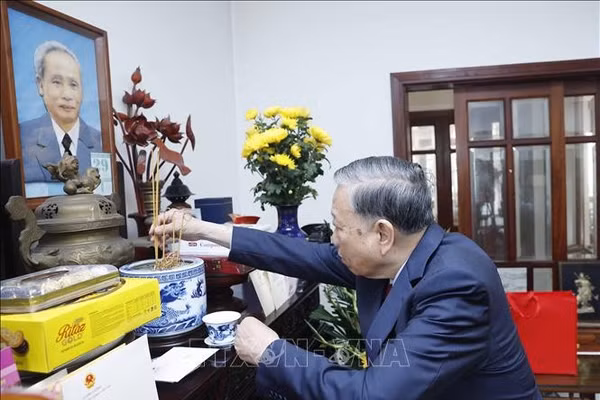 Tổng Bí thư Tô Lâm tới dâng hương tưởng niệm cố Thủ tướng Phạm Văn Đồng. Ảnh: Thống Nhất/TTXVN