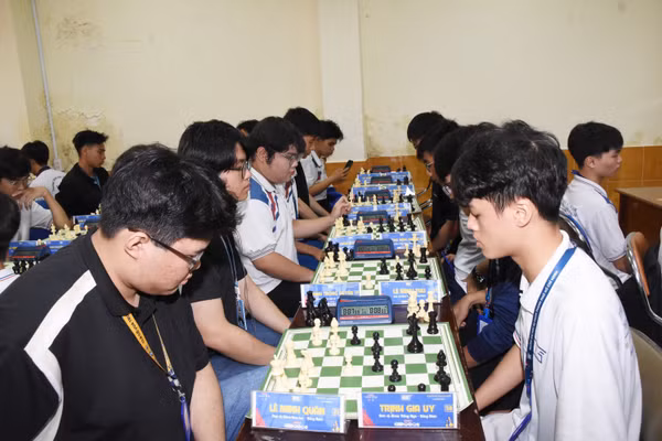 Học sinh, sinh viên thi cờ tướng. Ảnh: HCMUE. 