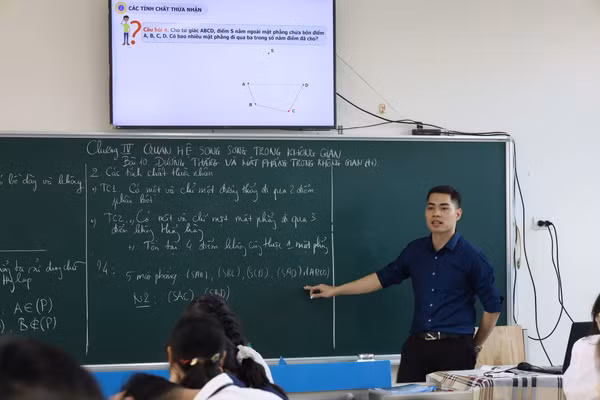 Thầy và trò trường THPT Yên Lãng trong tiết học ôn tập.