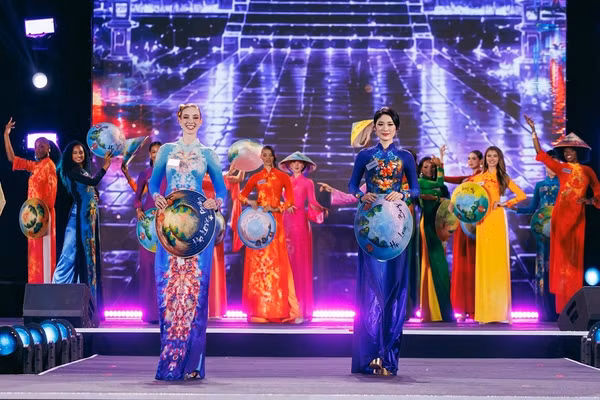 111 thí sinh Miss World trình diễn áo dài nổi bật ở Vịnh Hạ Long