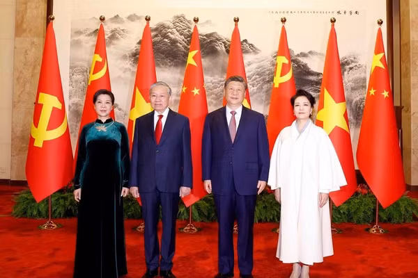 Tổng Bí thư, Chủ tịch nước Tô Lâm và Phu nhân cùng Tổng Bí thư, Chủ tịch nước Trung Quốc Tập Cận Bình và Phu nhân chụp ảnh chung. (Ảnh: Thống Nhất/TTXVN)