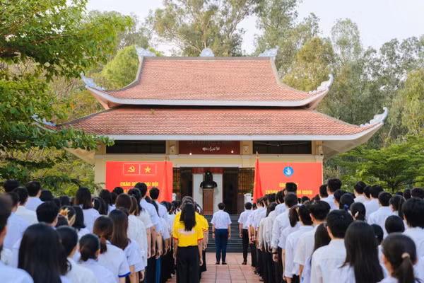 Sinh viên TPHCM chào cờ chào mừng Đại hội XIV của Đảng