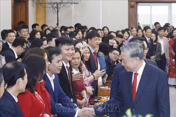 Tổng Bí thư Tô Lâm với cán bộ, công chức, viên chức, người lao động Văn phòng Trung ương Đảng. Ảnh: Thống Nhất/TTXVN