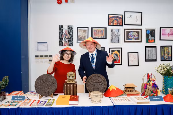 Bà Mai Bích Thủy và ông Shaun Fenton, Hiệu trưởng Trường RGS, Vương quốc Anh.